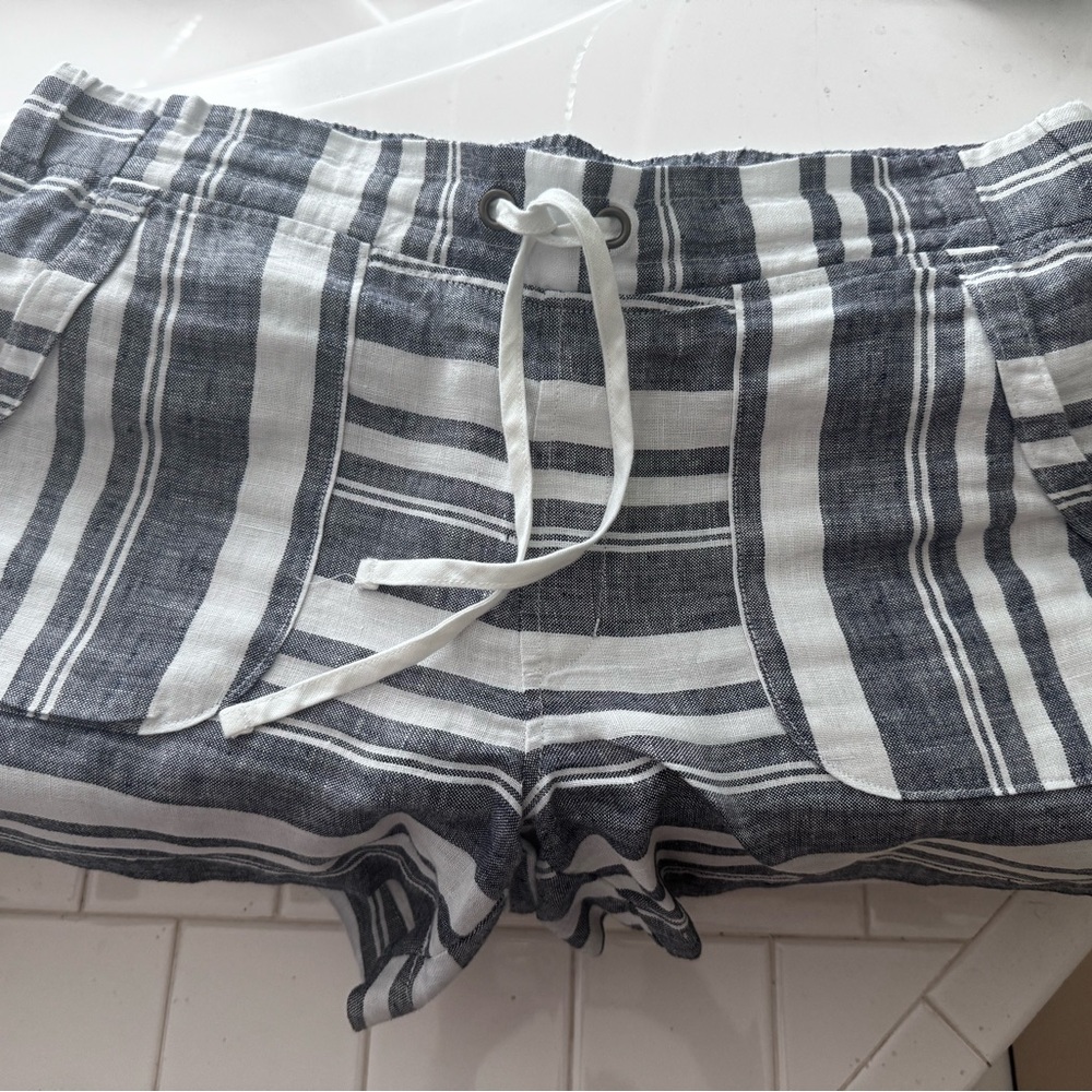 Athleta Cabo Linen 4 inch Blue and White Striped shorts